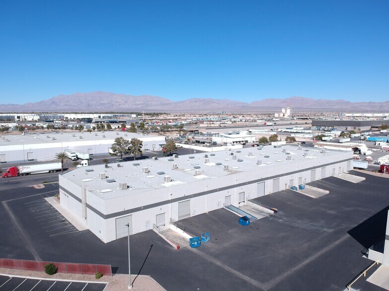 4500-4516 Mitchell St, North Las Vegas, NV à louer - Photo du bâtiment - Image 2 de 2