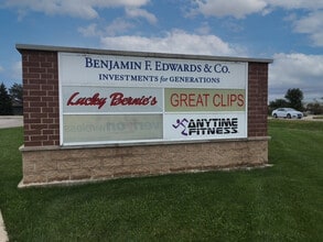 11609 Catalpa Ln, Woodstock, IL for lease Building Photo- Image 2 of 4