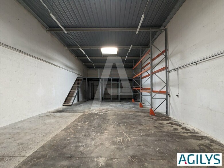4 Route De Longjumeau, Chilly-Mazarin for lease - Interior Photo - Image 2 of 7