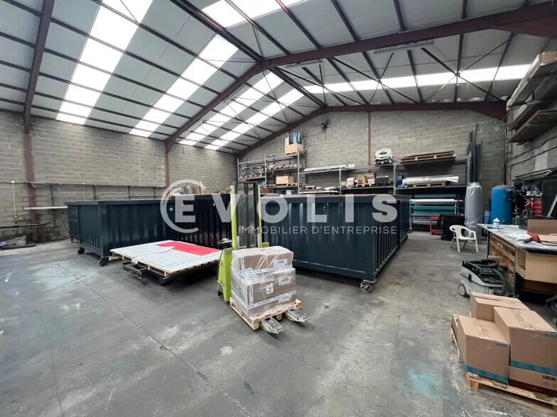 Flex in Vaux-le-Pénil for lease - Interior Photo - Image 1 of 4