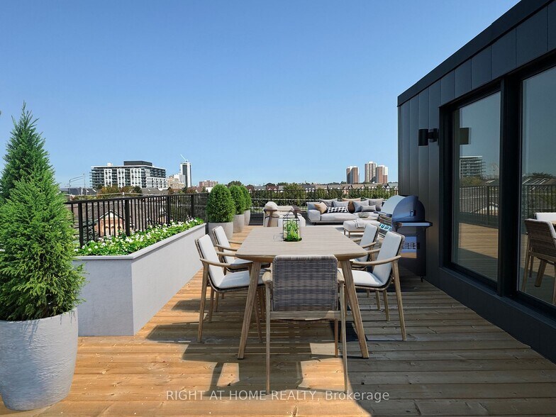 2343 Gerrard St E, Toronto, ON à vendre - Photo principale - Image 1 de 22