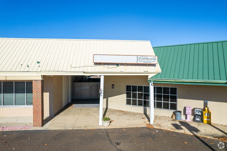 345-371 W Broad St, Quakertown, PA à louer - Photo du bâtiment - Image 3 de 8