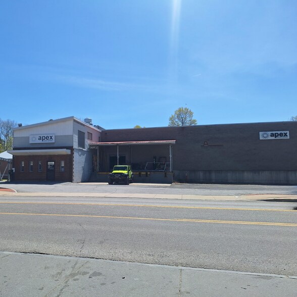 64 Main St, Queensbury, NY à vendre - Photo du bâtiment - Image 2 de 9