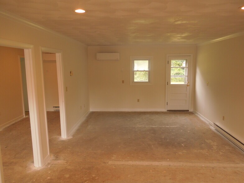 750 Boston Neck Rd, Narragansett, RI à louer - Photo intérieure - Image 2 de 8