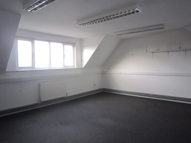 36-38 Church Rd, Burgess Hill for lease - Building Photo - Image 3 of 5