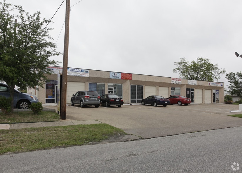 6901 Mullins Dr, Houston, TX à louer - Photo du bâtiment - Image 2 de 4