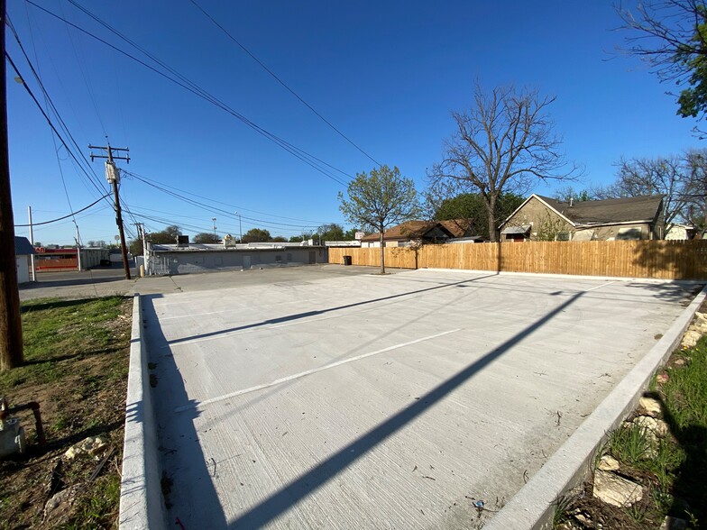 1801 W Berry St, Fort Worth, TX for lease - Building Photo - Image 2 of 3