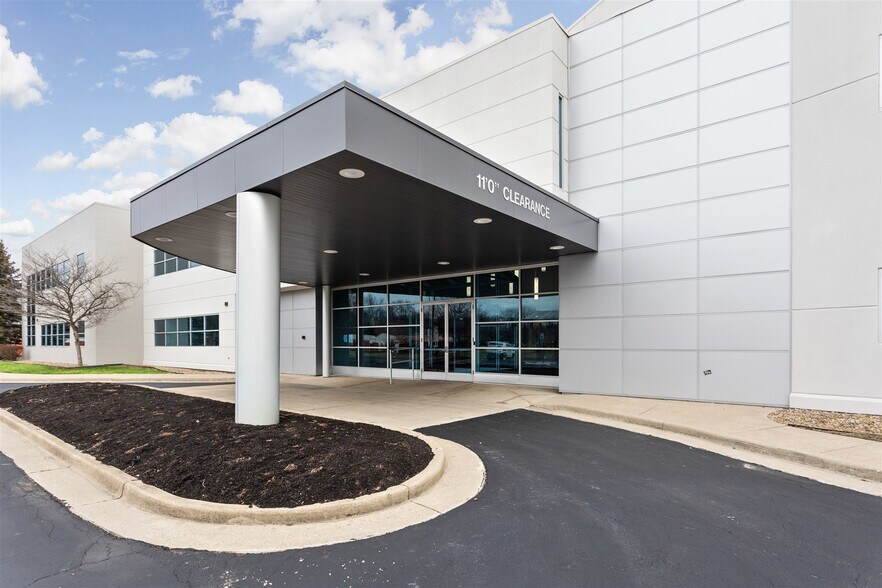 6855 Shore Terrace, Indianapolis, IN à louer - Photo du bâtiment - Image 2 de 6