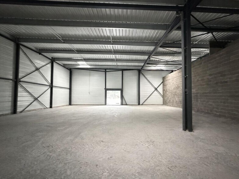 Retail in Anse for lease - Interior Photo - Image 3 of 5