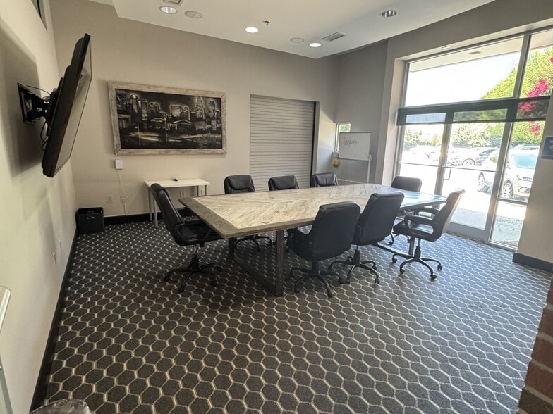 2010 S Tryon St, Charlotte, NC for lease - Building Photo - Image 2 of 19