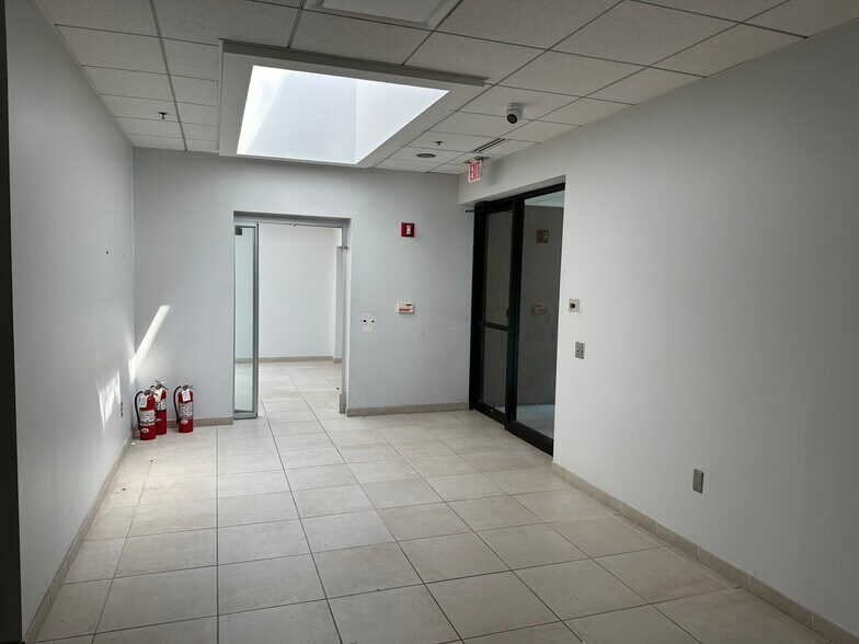 15162 S Commerce Dr, Dearborn, MI à vendre - Photo du bâtiment - Image 3 de 38