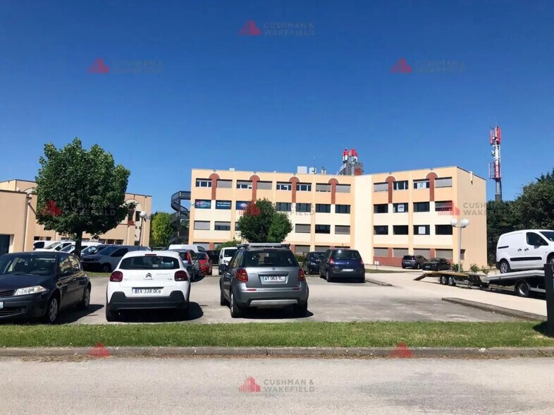 Office in Dijon for lease - Building Photo - Image 2 of 4