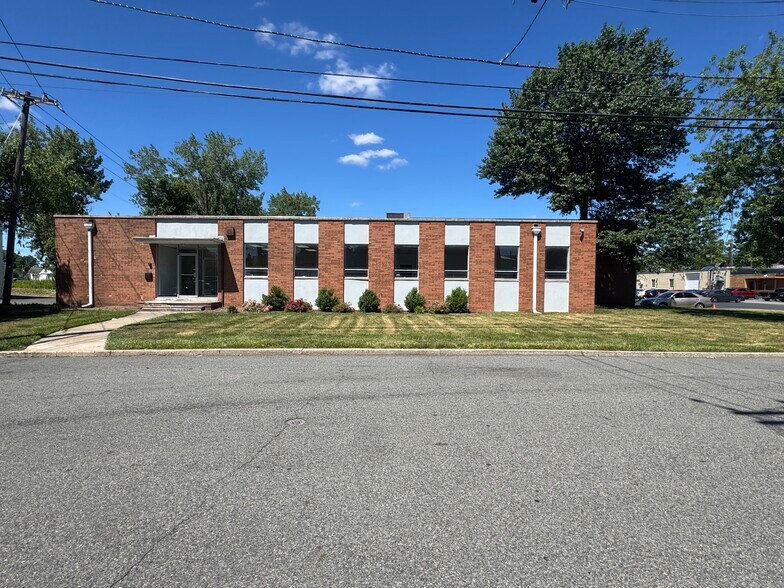 3 Alsan Way, Little Ferry, NJ à louer - Photo du bâtiment - Image 3 de 9