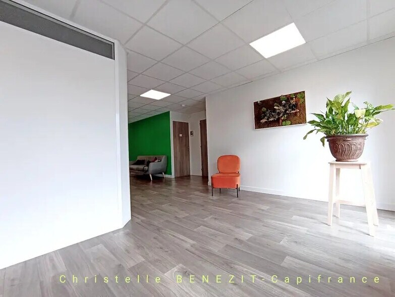 Office in Égly for lease - Building Photo - Image 1 of 8