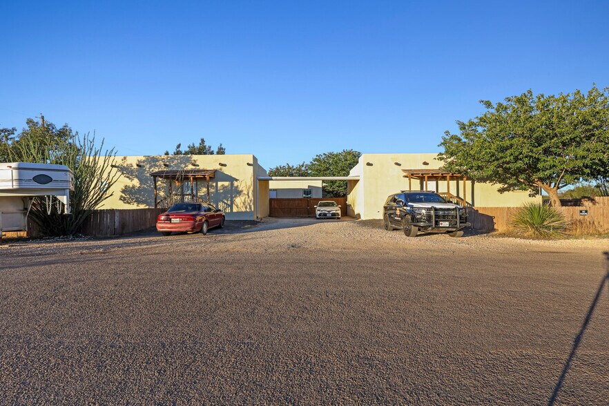 1105 N 13th St, Alpine, TX à vendre - Photo du bâtiment - Image 3 de 34