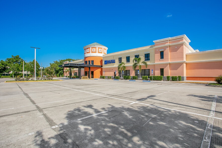 737 W Oak St, Kissimmee, FL for sale - Building Photo - Image 3 of 16