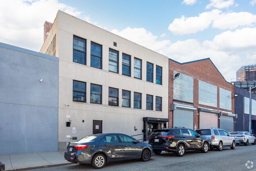 4947 31st St, Long Island City, NY à louer - Photo du bâtiment - Image 1 de 17