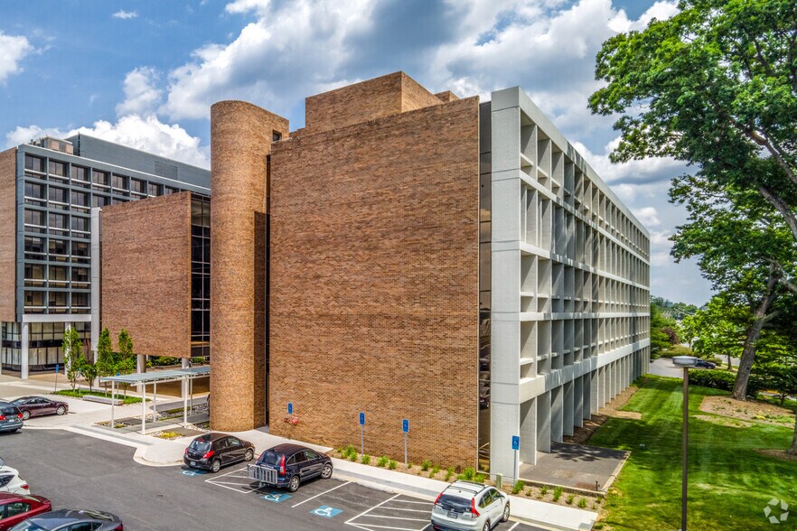 8320 Old Courthouse Rd, Vienna, VA à louer - Photo du bâtiment - Image 3 de 23