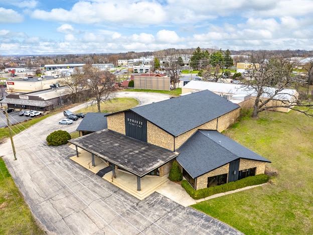 1345 S Eastwood Dr, Woodstock, IL à vendre - Photo du bâtiment - Image 2 de 7