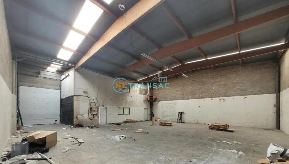 Flex in Émerainville for lease - Interior Photo - Image 2 of 10