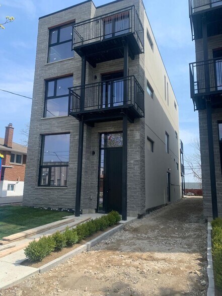 155 Thirtieth St, Toronto, ON à vendre - Photo principale - Image 1 de 1