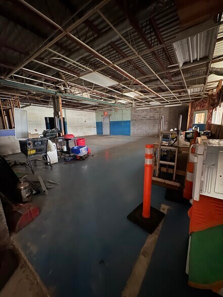 2189 Eureka Rd, Wyandotte, MI à louer - Photo du bâtiment - Image 3 de 7