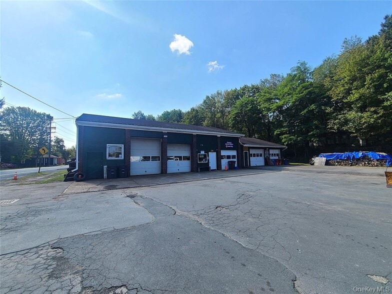 36 Cold Spring Rd, Monticello, NY à vendre - Photo du bâtiment - Image 2 de 38