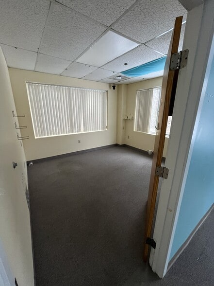 47 E Grove St, Middleborough, MA for lease - Building Photo - Image 2 of 9