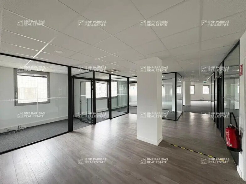 15-17 Rue Joël Le Theule, Montigny-le-Bretonneux for lease - Interior Photo - Image 2 of 8