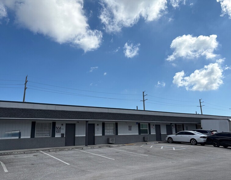 4861-4875 NE 12th Ave, Fort Lauderdale, FL à louer - Photo du bâtiment - Image 2 de 15