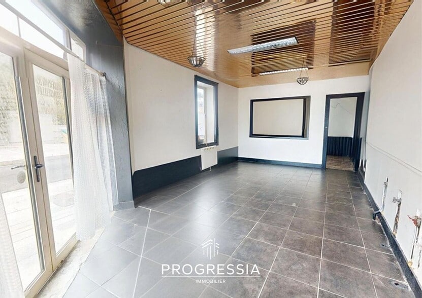 Retail in Le Havre for lease - Interior Photo - Image 1 of 5