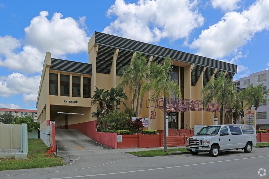 951 NE 167th St, Miami, FL à vendre - Photo du bâtiment - Image 2 de 13