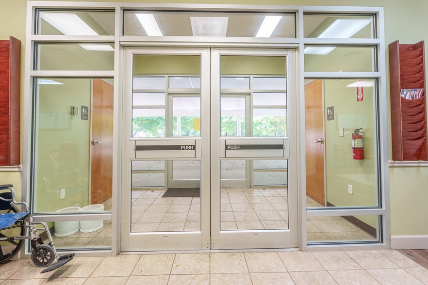 727 Cox Creek Pky, Florence, AL for sale - Building Photo - Image 2 of 51