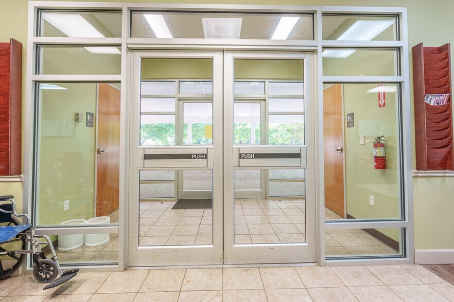 727 Cox Creek Pky, Florence, AL à vendre - Photo du bâtiment - Image 2 de 51