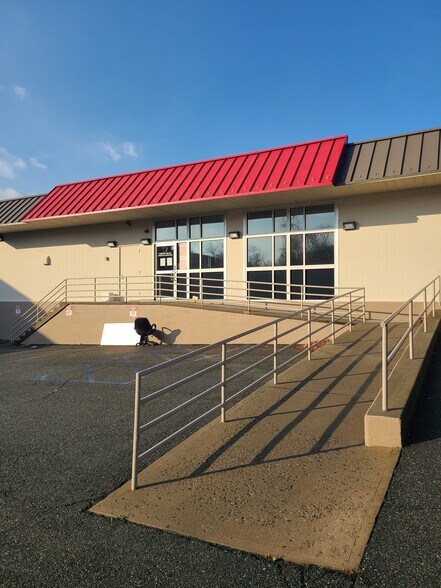 260 N Route 303, West Nyack, NY à louer - Photo du bâtiment - Image 2 de 3