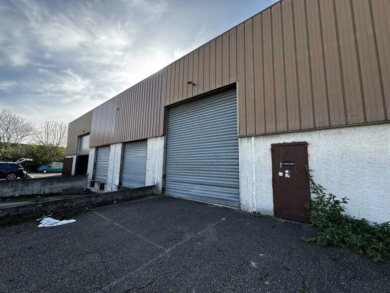 Bureau dans Vaulx-en-Velin à louer - Photo du bâtiment - Image 1 de 5