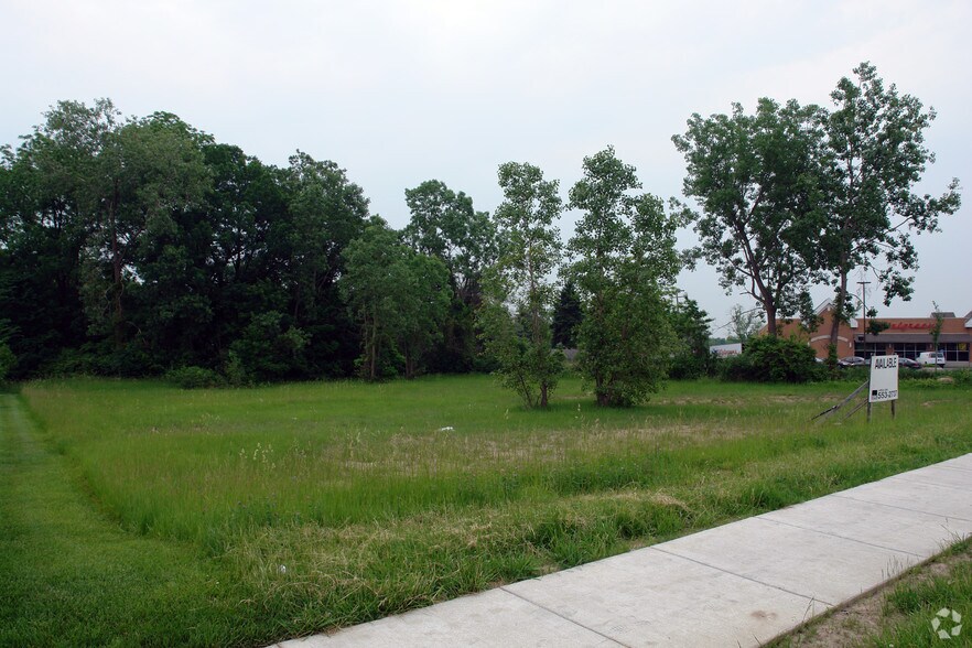 43260 Van Dyke Ave, Sterling Heights, MI à vendre - Photo du bâtiment - Image 2 de 6