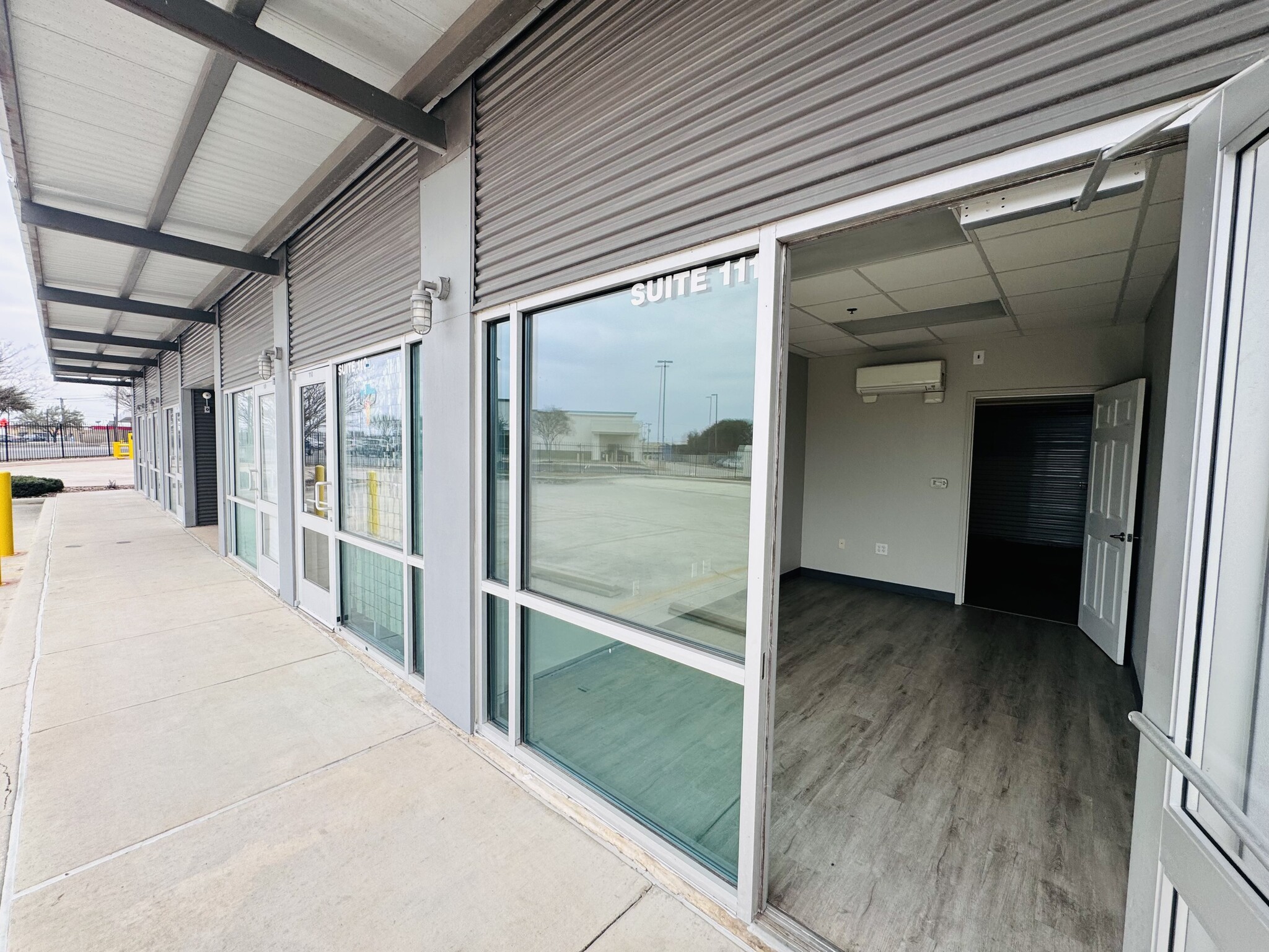 8401 Crestway Dr, Converse, TX for lease Building Photo- Image 1 of 7