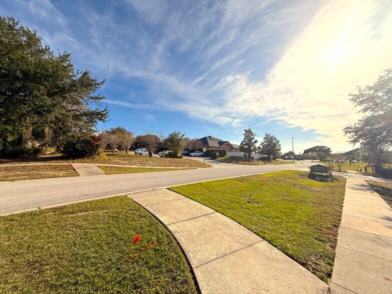 1879 Nightingale Ln, Tavares, FL à vendre - Photo du bâtiment - Image 2 de 41