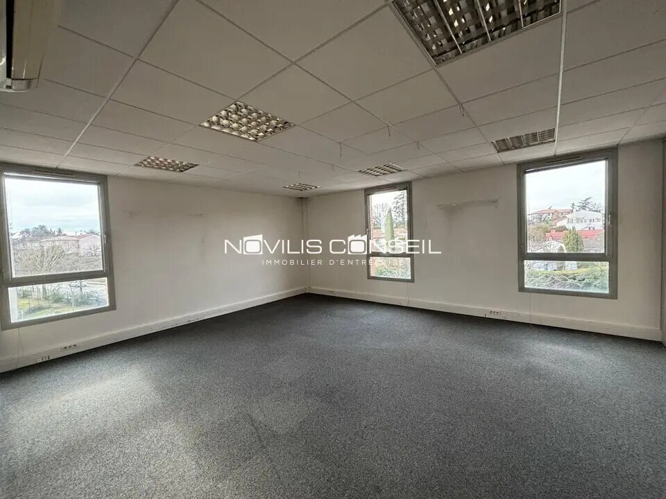 Office in Toulouse for lease Interior Photo- Image 1 of 6