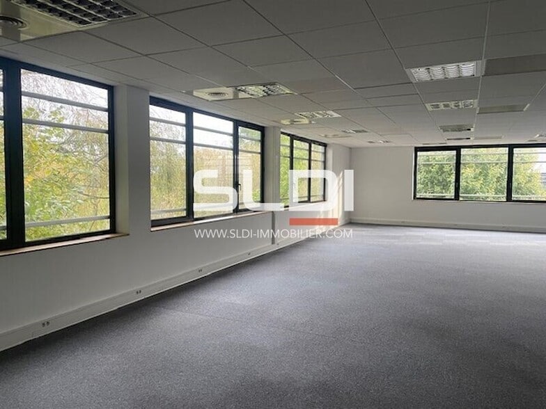 Office in Saint-Priest for lease - Interior Photo - Image 2 of 7