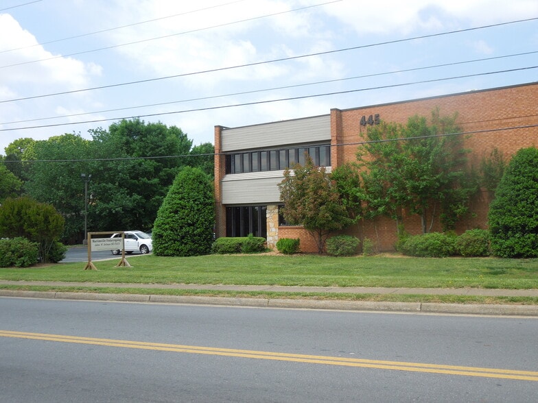 445 E Commonwealth Blvd, Martinsville, VA for lease - Building Photo - Image 2 of 4