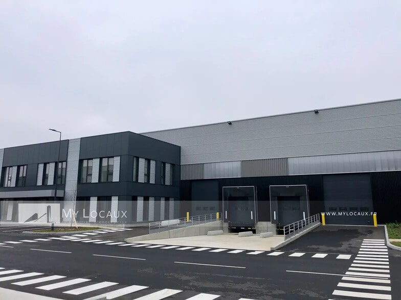 Rue Du Commandant Rolland, Le Bourget à louer - Photo du bâtiment - Image 2 de 9