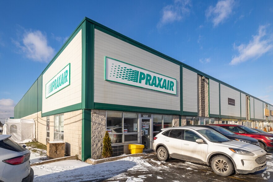 8151-8231 Boul Métropolitain E, Anjou, QC à vendre - Photo du bâtiment - Image 1 de 1