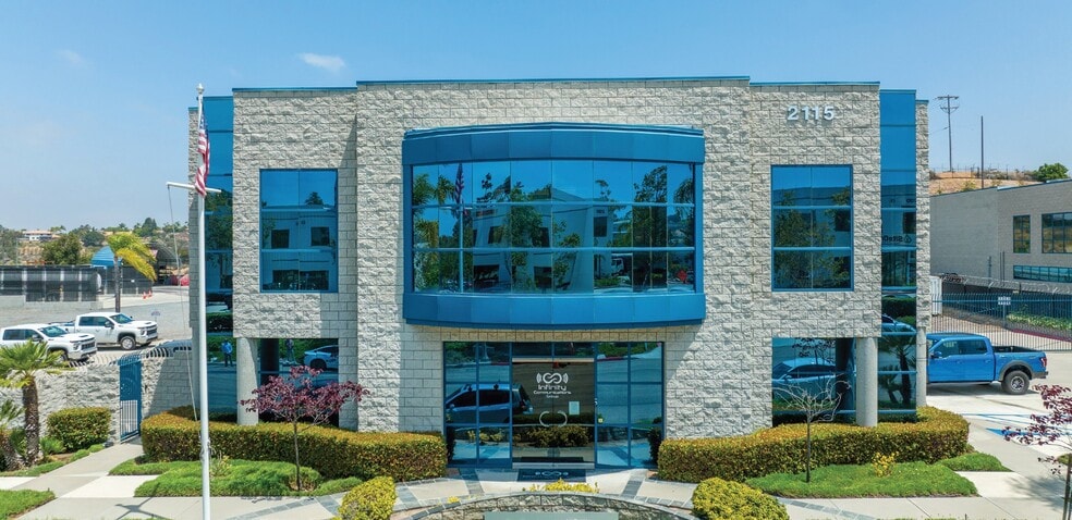 2115 La Mirada Dr, Vista, CA à louer - Photo du bâtiment - Image 2 de 4