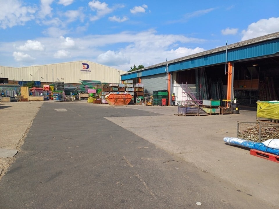 32 Crown Rd, Enfield for lease Primary Photo- Image 1 of 5