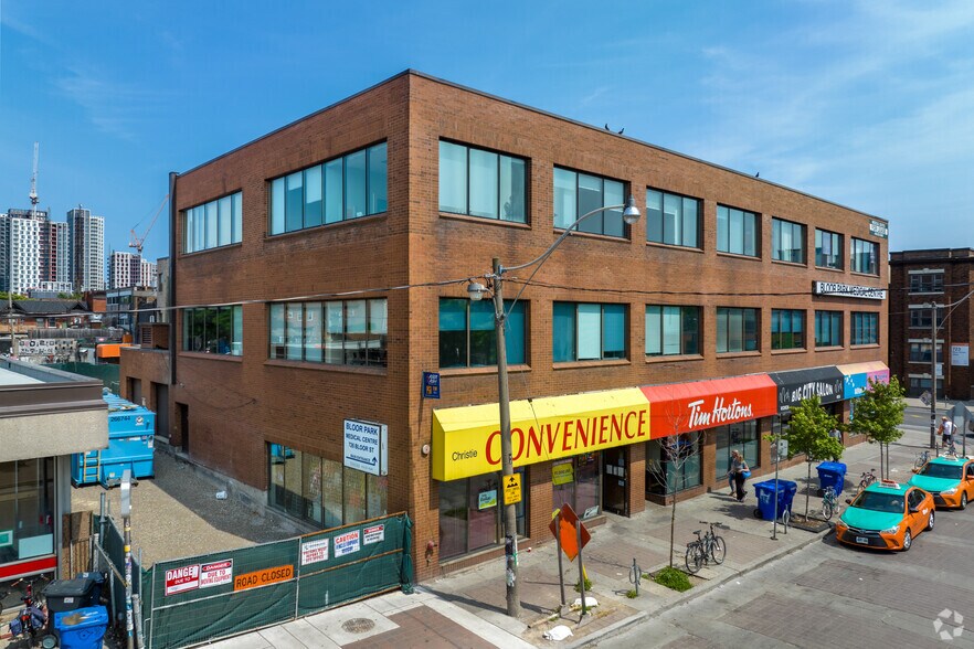 726 Bloor St W, Toronto, ON à louer - Photo du bâtiment - Image 2 de 5