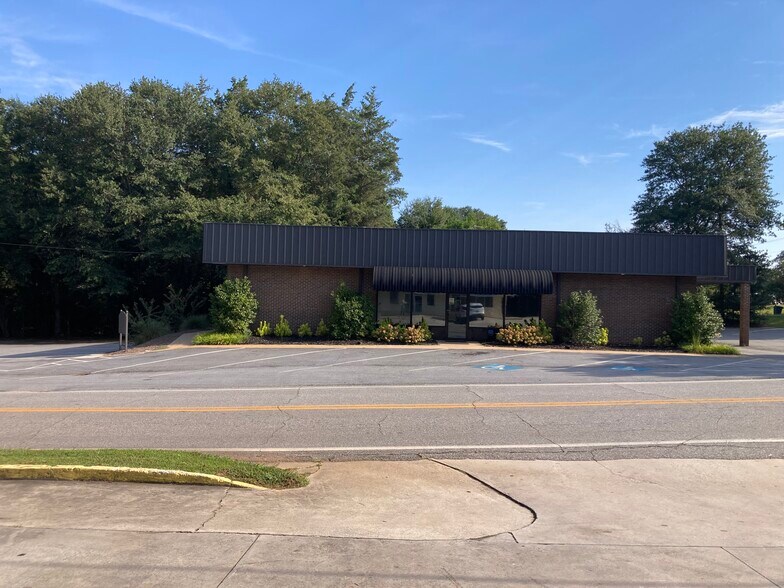 18 W Gibson St, Hartwell, GA à vendre - Photo du bâtiment - Image 2 de 20