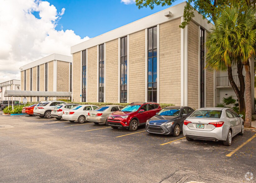 7225 NW 25th St, Miami, FL à louer - Photo du bâtiment - Image 3 de 3
