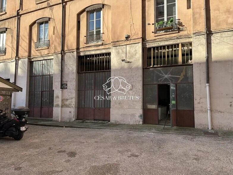 Commerce de détail dans Lyon à vendre - Photo du bâtiment - Image 2 de 26